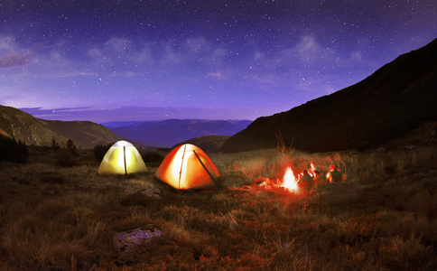zoejonet02's tweet photo. Camp vibes hitting different tonight - starry sky, crackling fire, and zero plans. Perfect way to reset. https://t.co/1OD8DbcFmZ