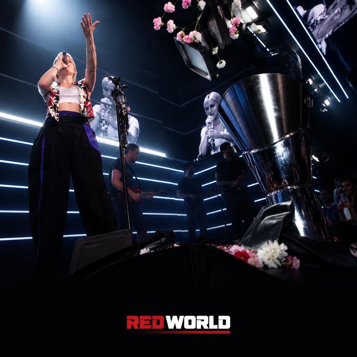 redworld_gr's tweet photo. ♥️🏆🤍 Η τεράστια Κατερίνα Λιόλιου με κασκόλ του Θρύλου προκαλεί πανικό στο κόσμο: Λιόλιου ψυχάρα Ολυμπιακάρα! 🫶
#olympiacos #olympiakos #redworld #lioliou #olympiacosbc https://t.co/fUBa7Ryqbu