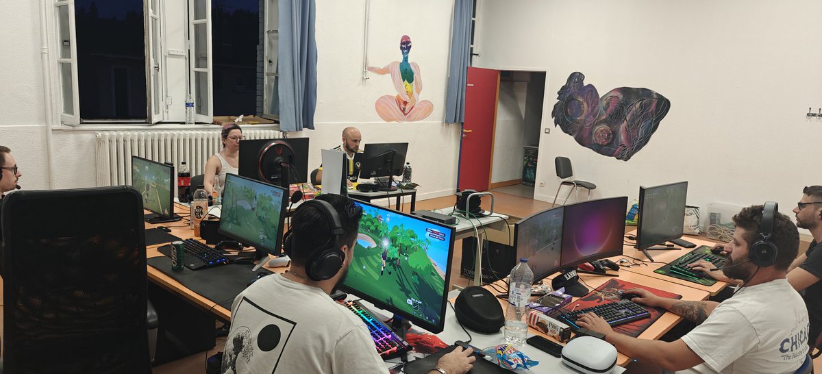 Association_AGC's tweet photo. La LAN de juin s'est terminée !
Une soirée en petit comité, entre quelques party games, des parties de League of Legends et surtout un bon moment passé ensemble.

Rendez-vous en juillet pour la dernière LAN de l'année. 
Restez connectés ! 😁 https://t.co/cCgDKtCbhe