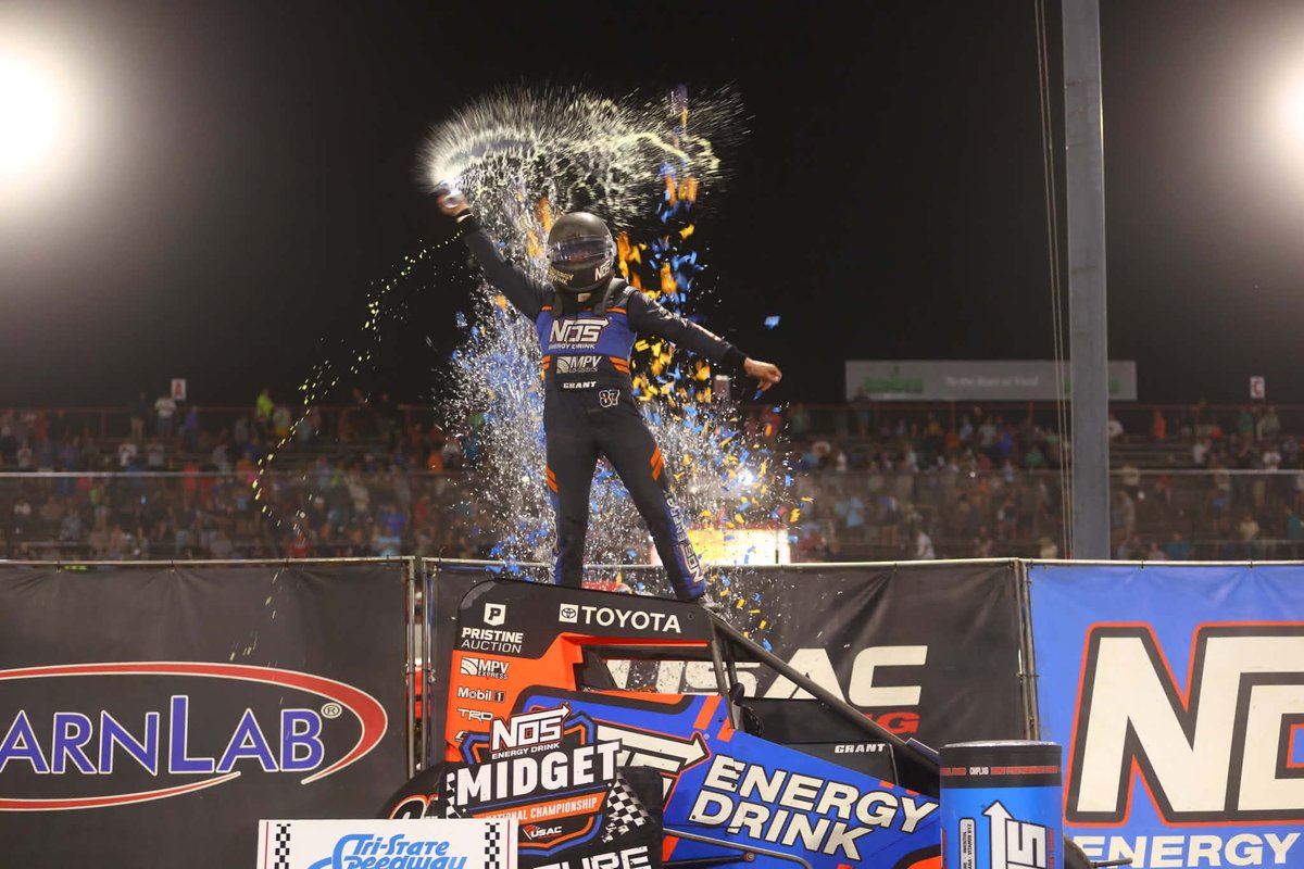 USACNation's tweet photo. 𝑩𝒓𝒊𝒏𝒈 𝒕𝒉𝒆 𝑩𝒓𝒐𝒐𝒎! 🧹

@JustinGrant40 sweeps the night at @TSS_Haubstadt!

Tonight, he also notches his 99th career USAC national feature victory across all 3 divisions.

#IMW26 https://t.co/jhVugtDEam