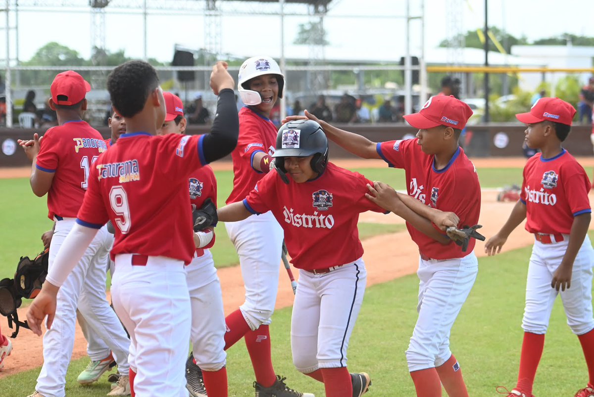 FEDOMRD's tweet photo. Distrito Nacional y Valverde disputarán la gran final del Nacional U12 “Copa Robinson Canó” tras ganar sus semifinales en IPL Academy. 

DN venció 7-6 a SD con HR decisivo de W. Solís.

Valverde derrotó 9-4 a Bahoruco con gran actuación de Y. Marrero y HR de G. Golibart.

1/2 https://t.co/v2irkq6T3s