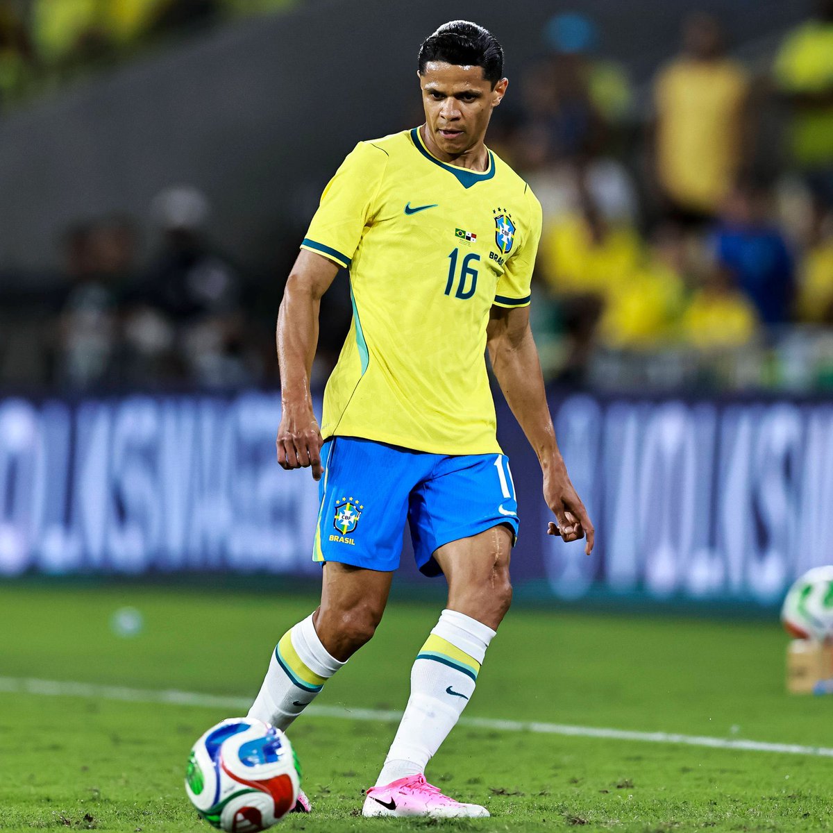 ElGio507's tweet photo. En Panamá nos quejamos de que no hay laterales izquierdos pero lo de Brasil con tantos futbolistas y que Douglas Santos sea el titular.....

Un país que históricamente ha dado buenos jugadores en esta posición https://t.co/aunFqWrhtT