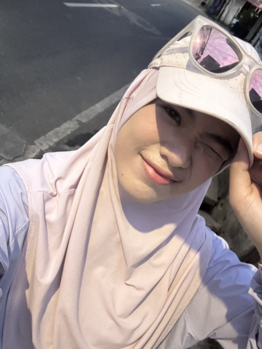 whohouryou's tweet photo. Makanya biar bisa dapet medali kita rajin2 dah tuh lari, sapatau besok pas lari bisa sub 3jam 😊 optimis

Btw kalo lari aku suka pake skintint luxcrime, teruji aman bgt dipake 8k 9k 10k
After 8k                           Before run https://t.co/ady8PWmis4