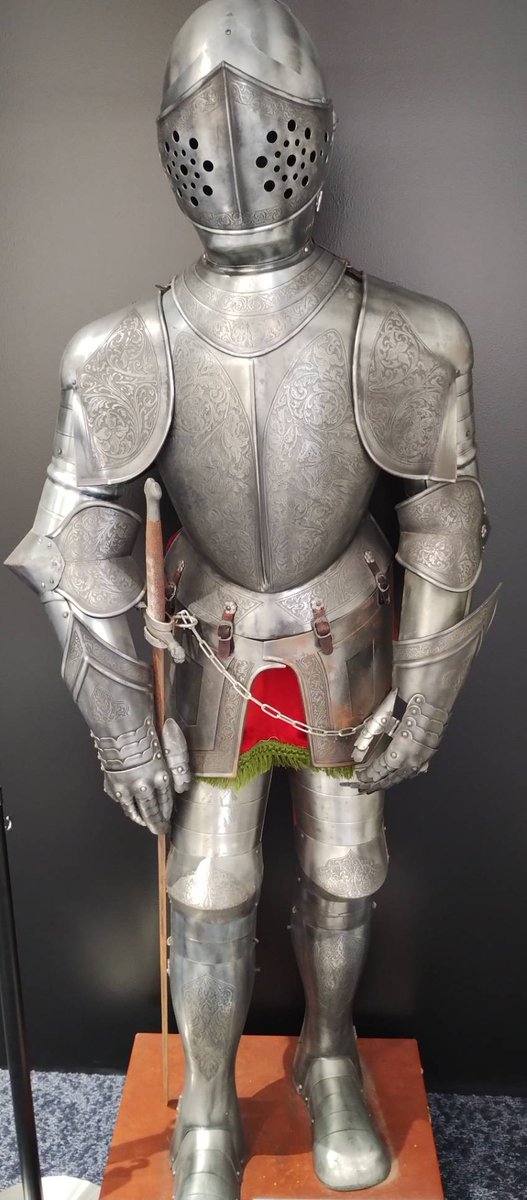 nodaholly's tweet photo. ヘルメットパークに行ってきたよ
ショーエイの現行モデルの展示販売だけでなく
往年の名ライダーのつなぎとヘルメットの展示や
３Dスキャンで頭の形に合わせてフィッティングできる設備やピザ屋さんや甲冑（？）があったり素敵な場所だったよ😆 https://t.co/HoSup6XqLR