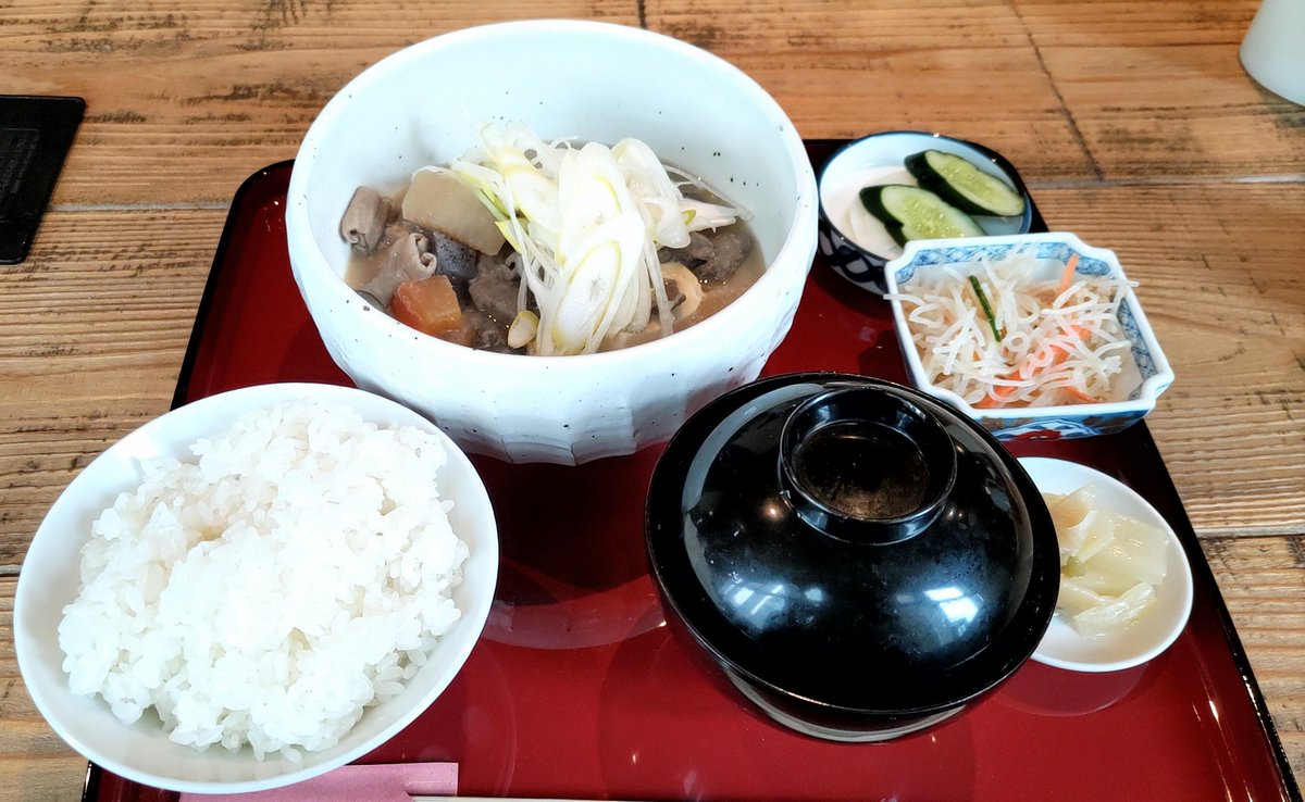 omatsusan3's tweet photo. 煮込みを定食🍚で食べるの新鮮🎵
立派なおかずでした🥹
#煮込み定食 https://t.co/LrKXDzvBLX