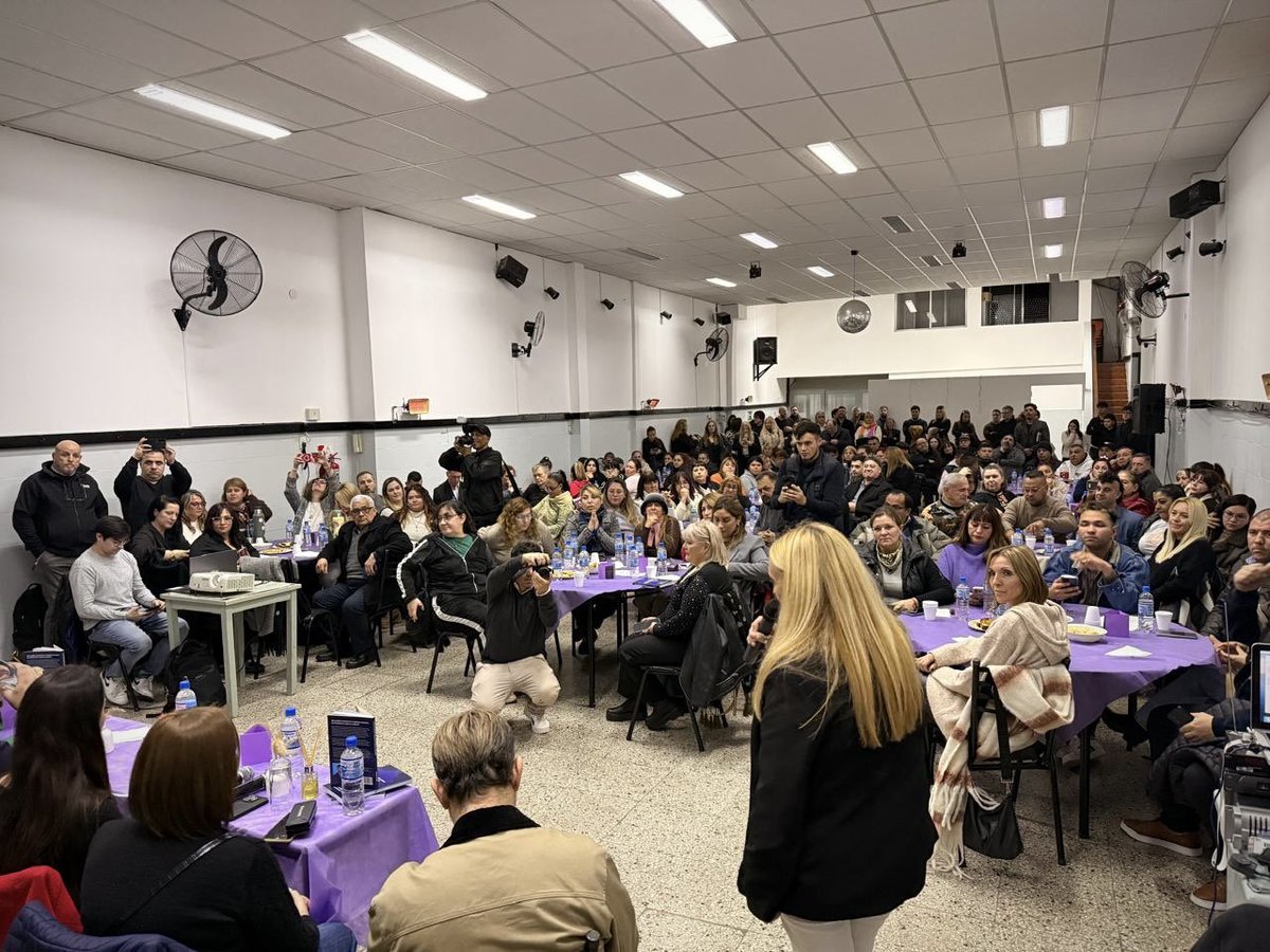 LanusLLA's tweet photo. La batalla cultural en la Provincia de Buenos Aires también se da en la educación, por eso en el día de hoy, Lanús fue sede del Taller Participativo de Docentes por la Libertad 💪🏻 https://t.co/NEgmJPze29