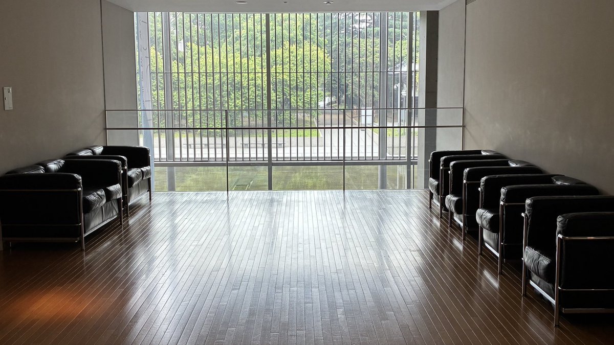 catuki33's tweet photo. 黄昏サラウンドの聖地巡礼！
MVの通りに一人で巡ってみて楽しかった〜！
あと階段の手すりはとりあえず撫でといたよ😂 https://t.co/fk29lQMKNy