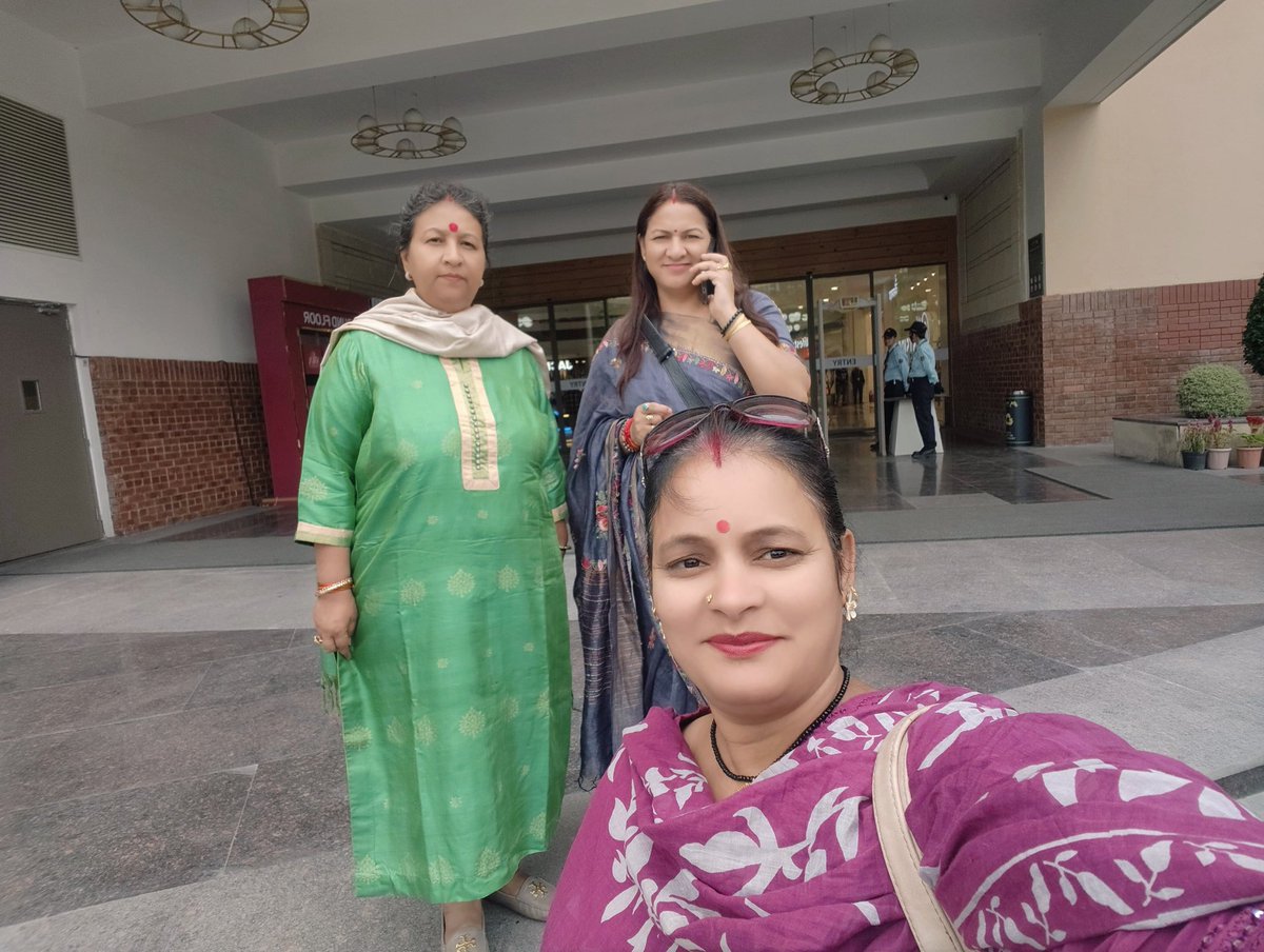 drhimaniuk's tweet photo. आज सुबह हमुल अपनी प्रदेश अध्यक्ष महिला मोर्चा श्रीमती Ruchi Bhatt दीदी दगे “भग्यान “पिक्चर देखी भग्यान पिक्चर मॉल ऑफ़ देहरादून मा लागी ची जेकु शुभारम्भ आदरणीय अध्यक्ष जी द्वारा की गई आप सभ भी जरूर देख्या 🙏🙏अपनी बोली अपनी पछान 🙏🙏 https://t.co/KY0vGUOKm4
