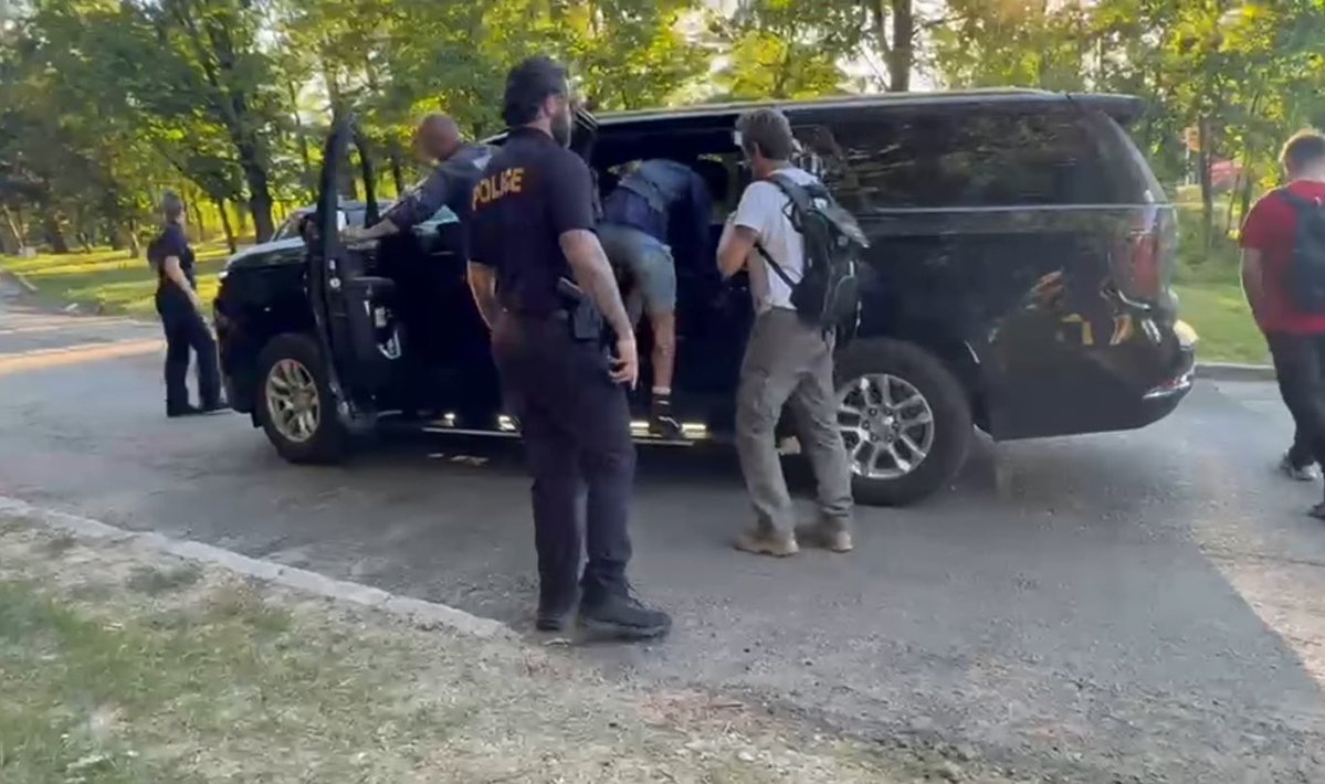 CentralDoBrega's tweet photo. Diogo Defante saiu do personagem de jornalista sério e já foi preso

pqp https://t.co/PAnOpg4F2u