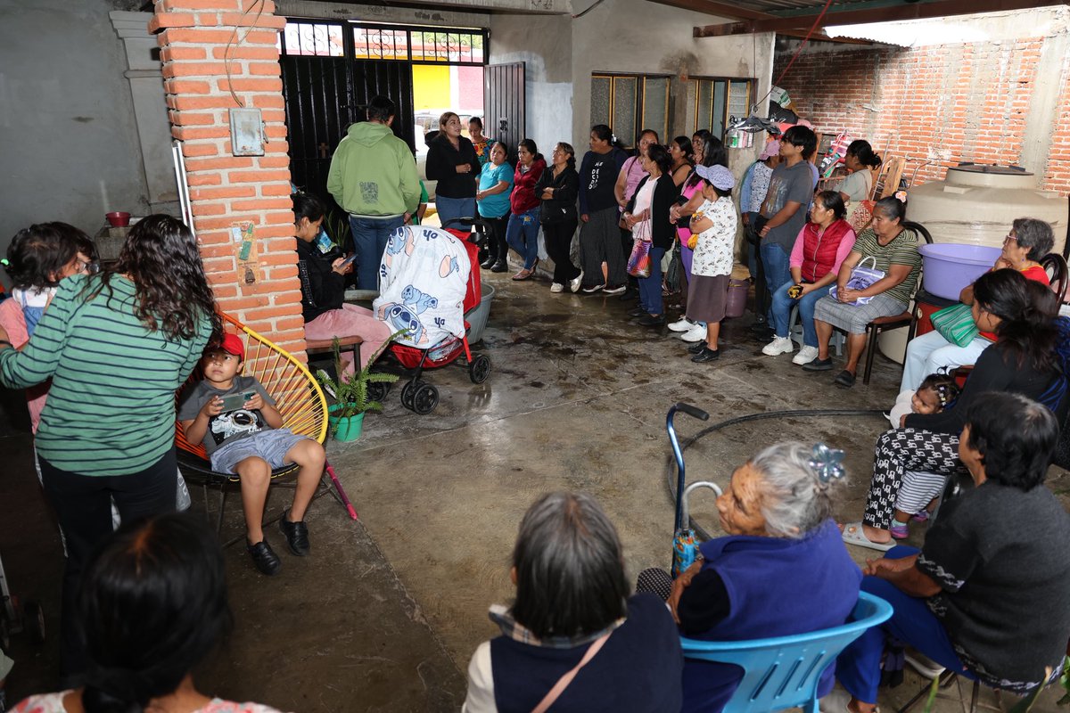 DanielaTaurinoo's tweet photo. Compartimos productos de nuestra tierra y sonrisas con familias de la colonia Felipe Carrillo Puerto, en #SantaLucíaDelCamino.
Nuestra labor legislativa empieza escuchando y estando presentes, cerca de nuestra gente en el #DistritoXII.
#DanielaTaurino #DT #Oaxaca https://t.co/Ocw2bx1Ufk
