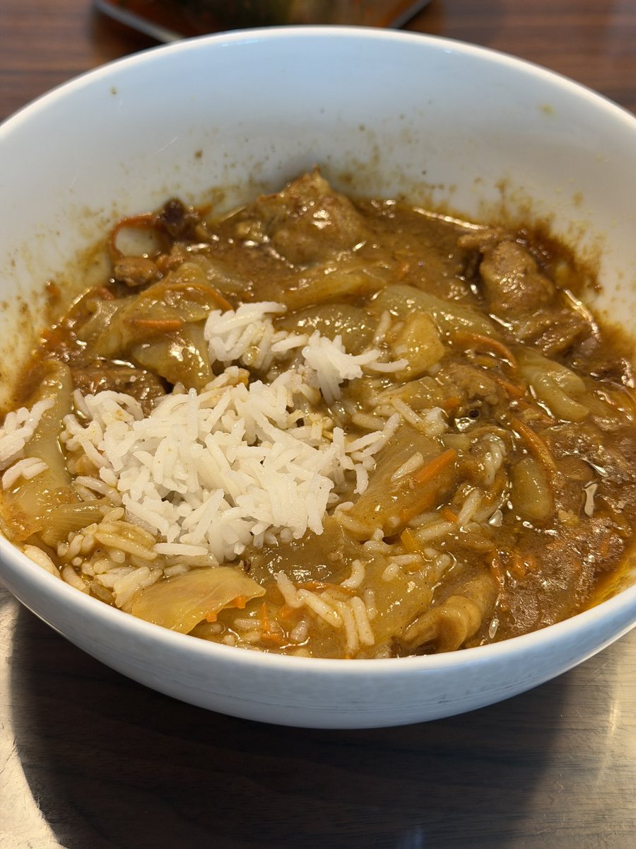 shlee1001's tweet photo. 날라다니는 바스마티 라이스에 마늘, 양파, 양배추, 대패삼겹살로 만든 매콤한 커리를 같이 먹으니 잘 어울려. https://t.co/5GtPufIijk