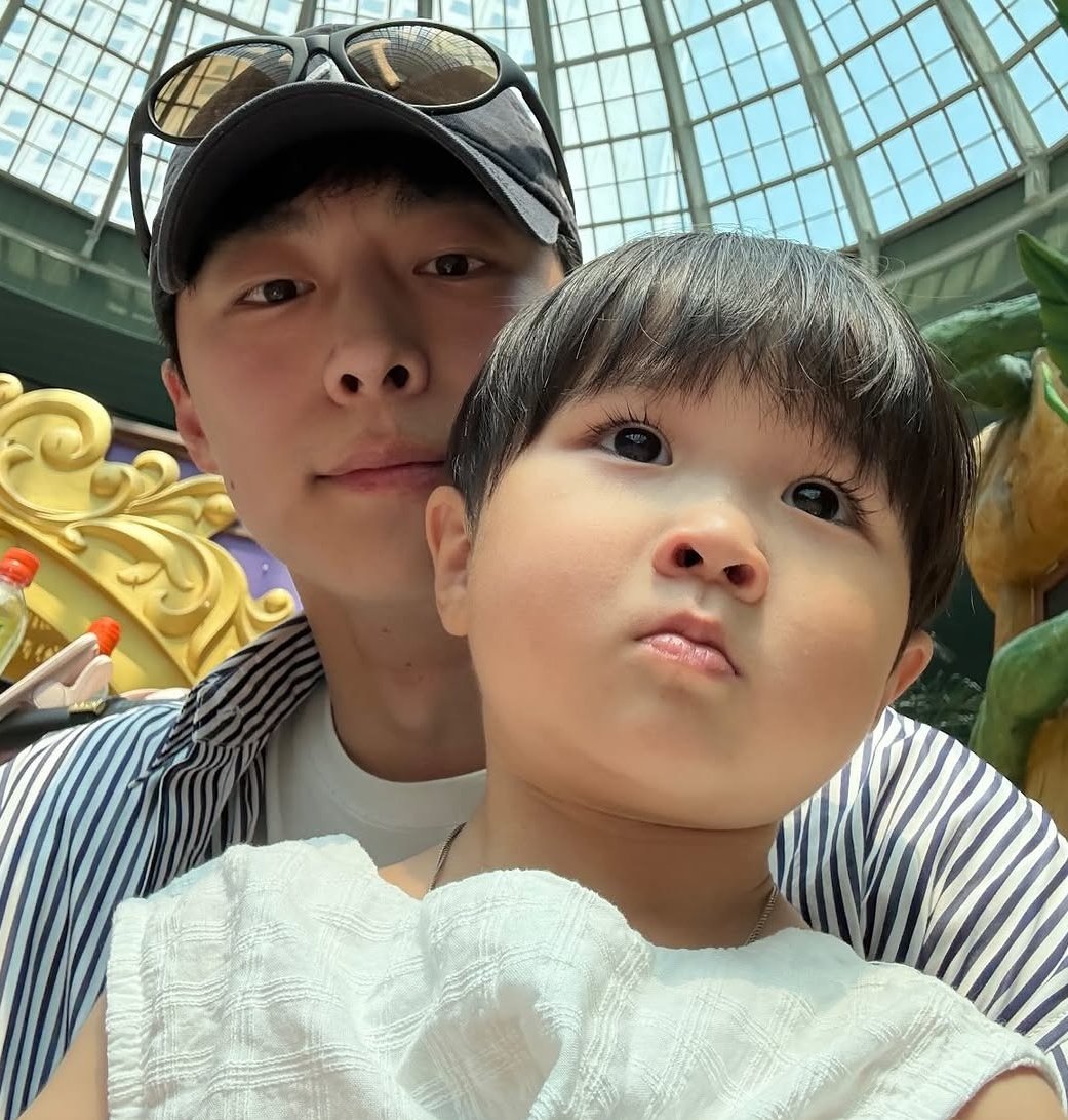 kdramacokr's tweet photo. yuho having amusement park date with his inhyuk samchon todaaaay AAAAA CUTIEESS!!!!!🤍🤍 https://t.co/EN1gfmVaeL