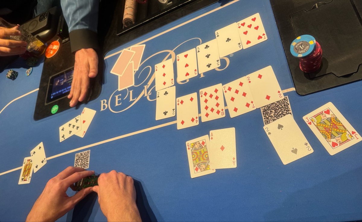 rion_poker_sss's tweet photo. PLO Bonb pot / Turn ALLIN

テーブル全員&amp;ディーラー
「チョップや！」

10分ずっと揉めてた。

自分のハンドなので大抗議した、ふぅ... https://t.co/Y2jqe1s8x2