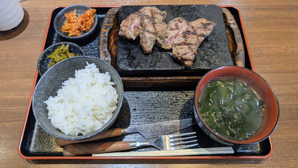 jza70anber0304's tweet photo. 感動の肉と米 浦和美園店でランチをしてきました！オーダーしたのはワイルドカルビステーキセットです😋
厚めにカットされたカルビはジューシーで旨みのたっぷり！自分は卓上調味料の岩塩で食べるのが好みでした☺️
コスパ良いですねー！ https://t.co/tZkF6PVwKR