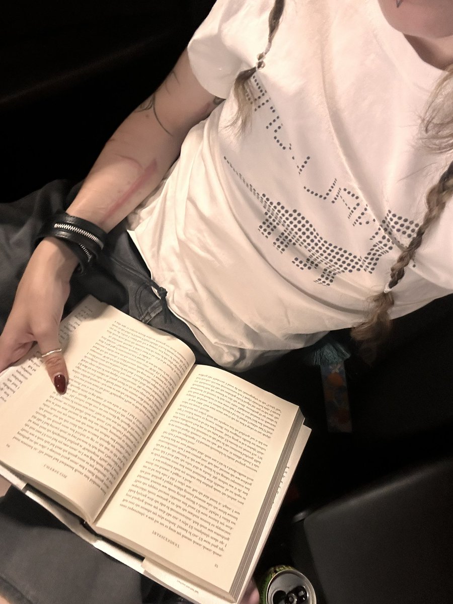apriI25th's tweet photo. Reading is good for ur brain https://t.co/oPKrhQzXKO