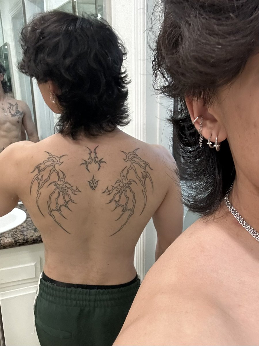 andrewpriice's tweet photo. hrm do i finish my tattooing my spine https://t.co/AMXzabRUEG