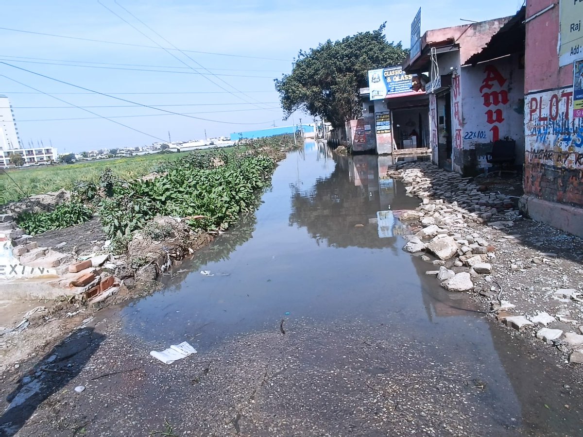 18tnap's tweet photo. @gdagzb @UPGovt @CMOfficeUP @myogioffice @dm_ghaziabad @Uppolice धन्य हो भाजपा सरकार और गाज़ियाबाद प्रशासन हमतुम रोड गाज़ियाबाद के निवासियों को हरदिन नरक की यात्रा कराने के लिए ? भगवान की लाठी जब चलेगी तो सब हिसाब होगा। है प्रभु इनपर कृपा क्यों रुकी हुई है जैसा जीवन इन्होने हमे दिया है इनको भी समान जीवन दो। @CommissionerMe3 @ChiefSecyUP https://t.co/mINYZ5Z27r