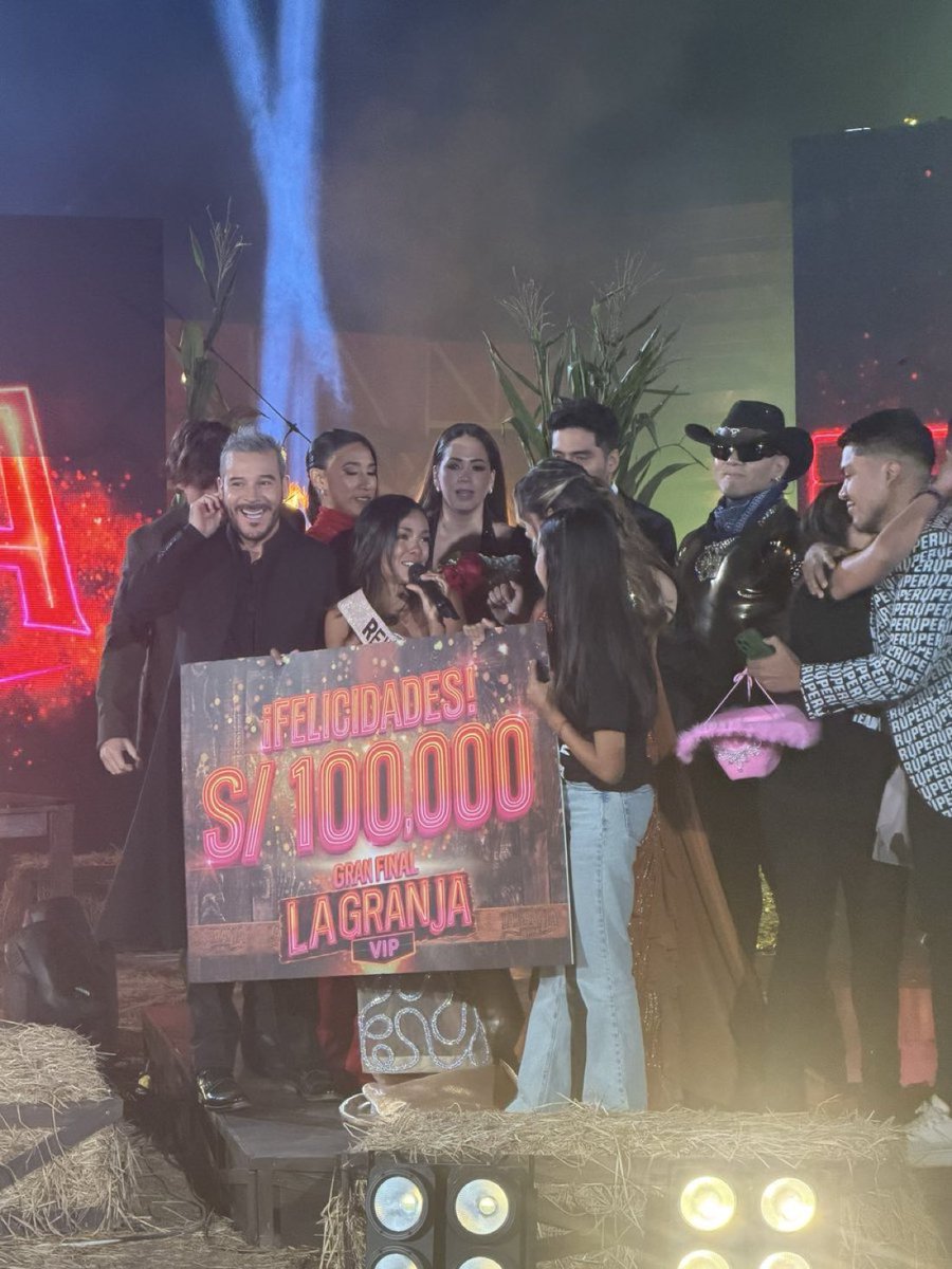 erickalore123's tweet photo. A celebrar ganó reina 👑👑👑Shirley arica #shirley , @lagranjavipperu , @shirley_arica , desde 🇺🇸🇺🇸apoyandote https://t.co/Davq6uYv0L