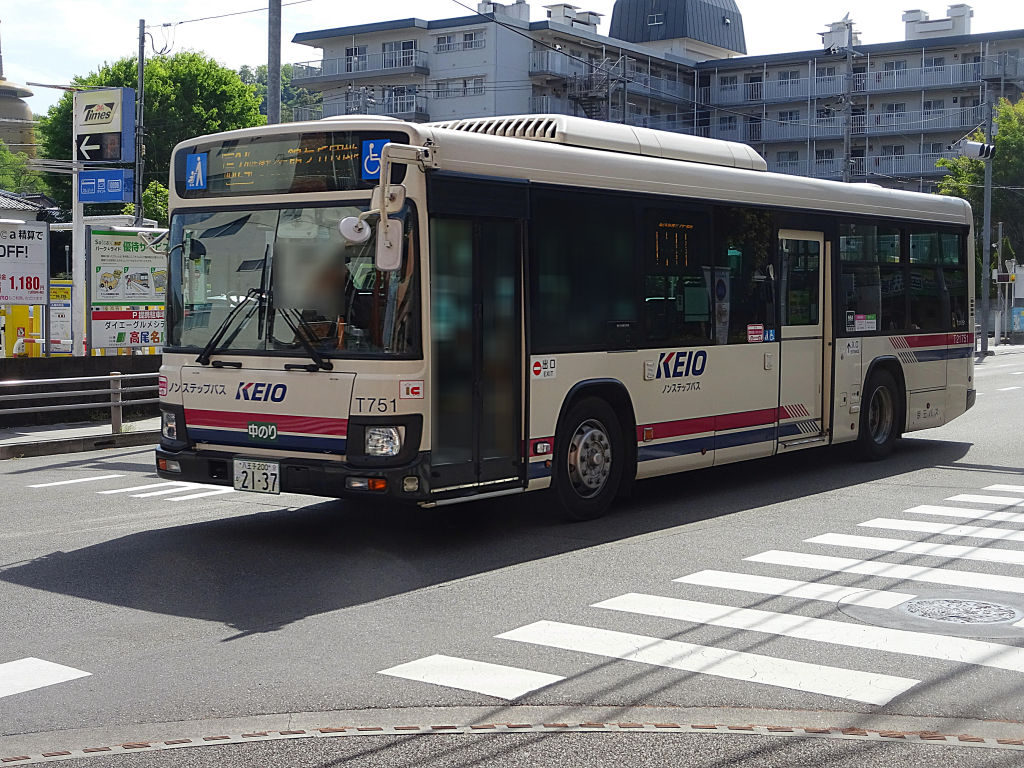 cubiclvkclv314l's tweet photo. 事業者：京王バス
車番：T21751
車種：日野ブルーリボン
型式：QKG-KV290N1
年式：2017年式
所属：京王バス高尾営業所
備考：元京王電鉄バス八王子営業所(C→T)/AMT車/スモーク窓/優先席前向き/都市型/ノンステップバス&amp;中のり表示有り/オリパラナンバー
#京王バス
#高尾営業所 https://t.co/tHaIvMjgrz