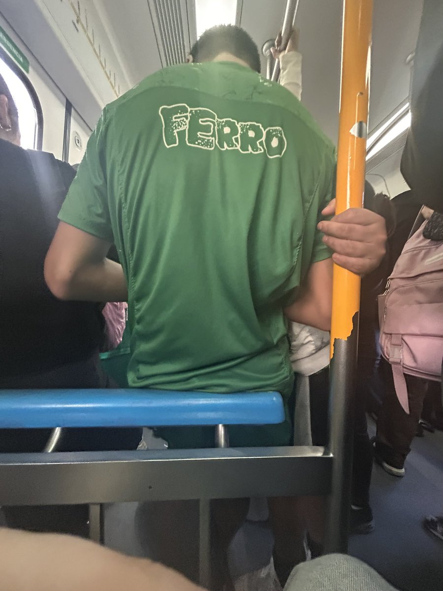 Aguszilli_'s tweet photo. Cada vez que suben este grupo de pibitos al tren sermiento, por dios re gede son villeros https://t.co/8lJqw1UfZv