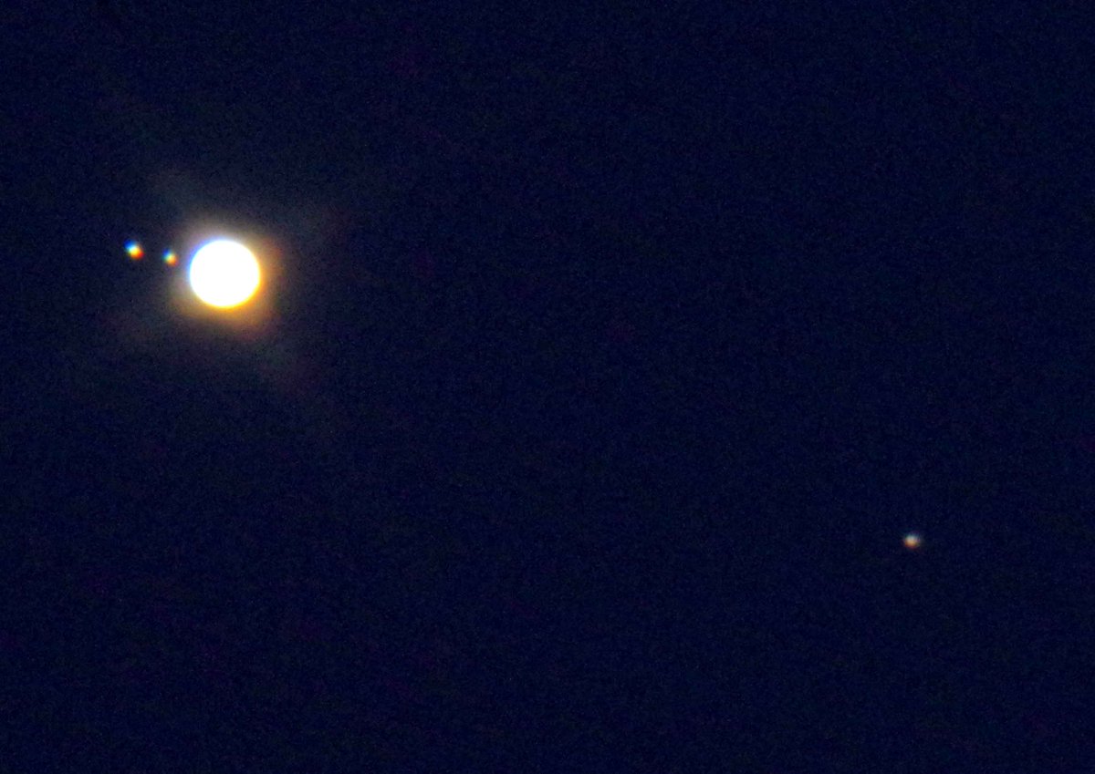 etplace's tweet photo. 金星（－4.0等）と木星（－1.8等）

①6月13日20:34　200mm望遠
②同20:53　70mm
　二惑星の左上にM44（かに座のプレセペ星団）
　20日前後に金星が大接近します
③同19:54　木星の衛星　望遠鏡40倍
　左からガニメデ～エウロパ～～～カリスト
　イオは木星本体の向こう側です https://t.co/ajcMdSPzDB