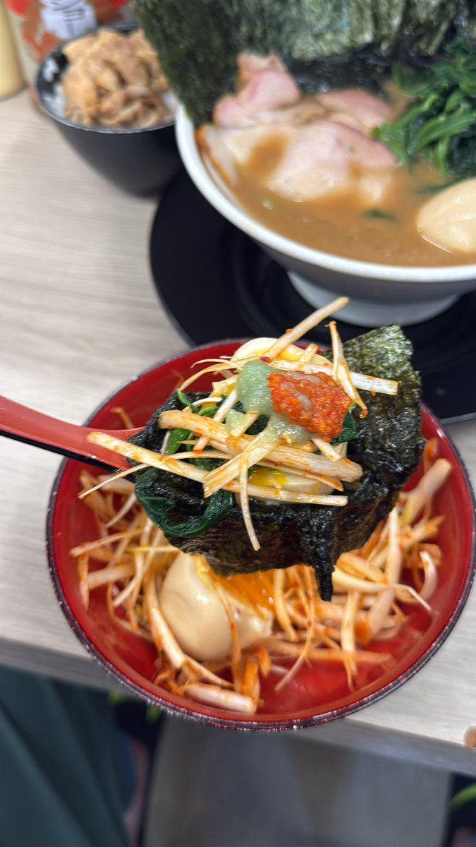 tomioraamen's tweet photo. との丸家越谷店
週一との活
直伝ラーメンにノリ味玉ネギ赤チャーシューまぶしライスSNSフォローサービスのピリ和え
店員さん優しい
元気玉とニンニクマヨライスしました
ニンニクチップマジ最強
ラーメンライスって素敵やん💓
#との丸家 #との丸家越谷店 #王道家 #家系ラーメン https://t.co/QHzCN5HBfg