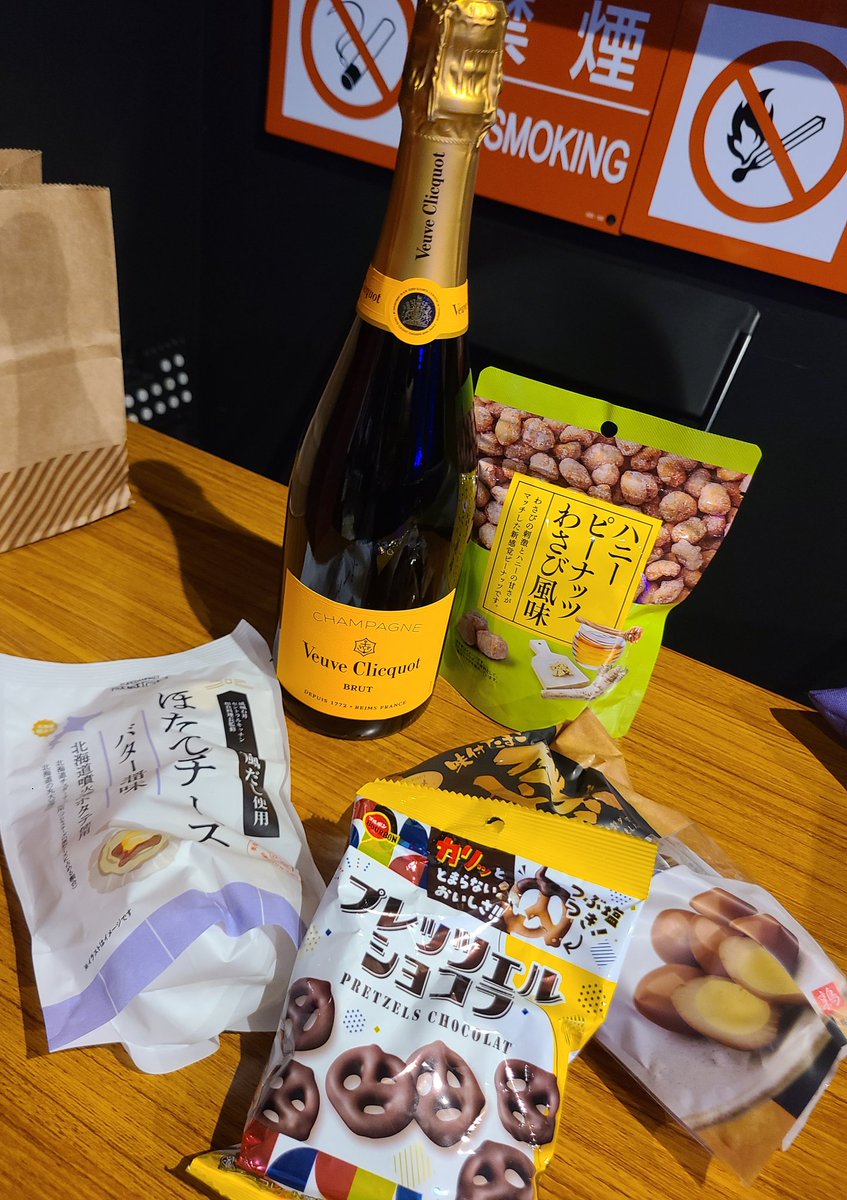 rieskull's tweet photo. 昨日戴いたプレゼント🎁ありがとうございます😭大好きなヴーヴとおつまみ🥂大好きなチョコミントお菓子🌿そして、いつも海外からLIVE来てくれる方が、アジア圏限定のクロミちゃんグッズ沢山下さいました🖤可愛い🐰💀
皆様本当にありがとうございますm(_ _)m https://t.co/WE6wFlOcFh