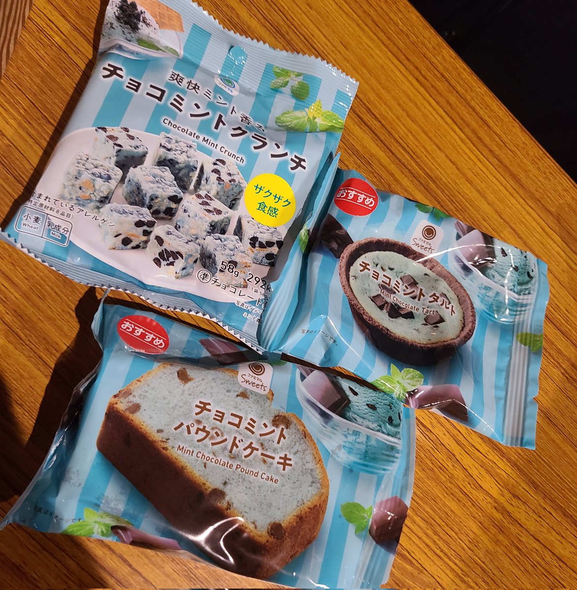 rieskull's tweet photo. 昨日戴いたプレゼント🎁ありがとうございます😭大好きなヴーヴとおつまみ🥂大好きなチョコミントお菓子🌿そして、いつも海外からLIVE来てくれる方が、アジア圏限定のクロミちゃんグッズ沢山下さいました🖤可愛い🐰💀
皆様本当にありがとうございますm(_ _)m https://t.co/WE6wFlOcFh