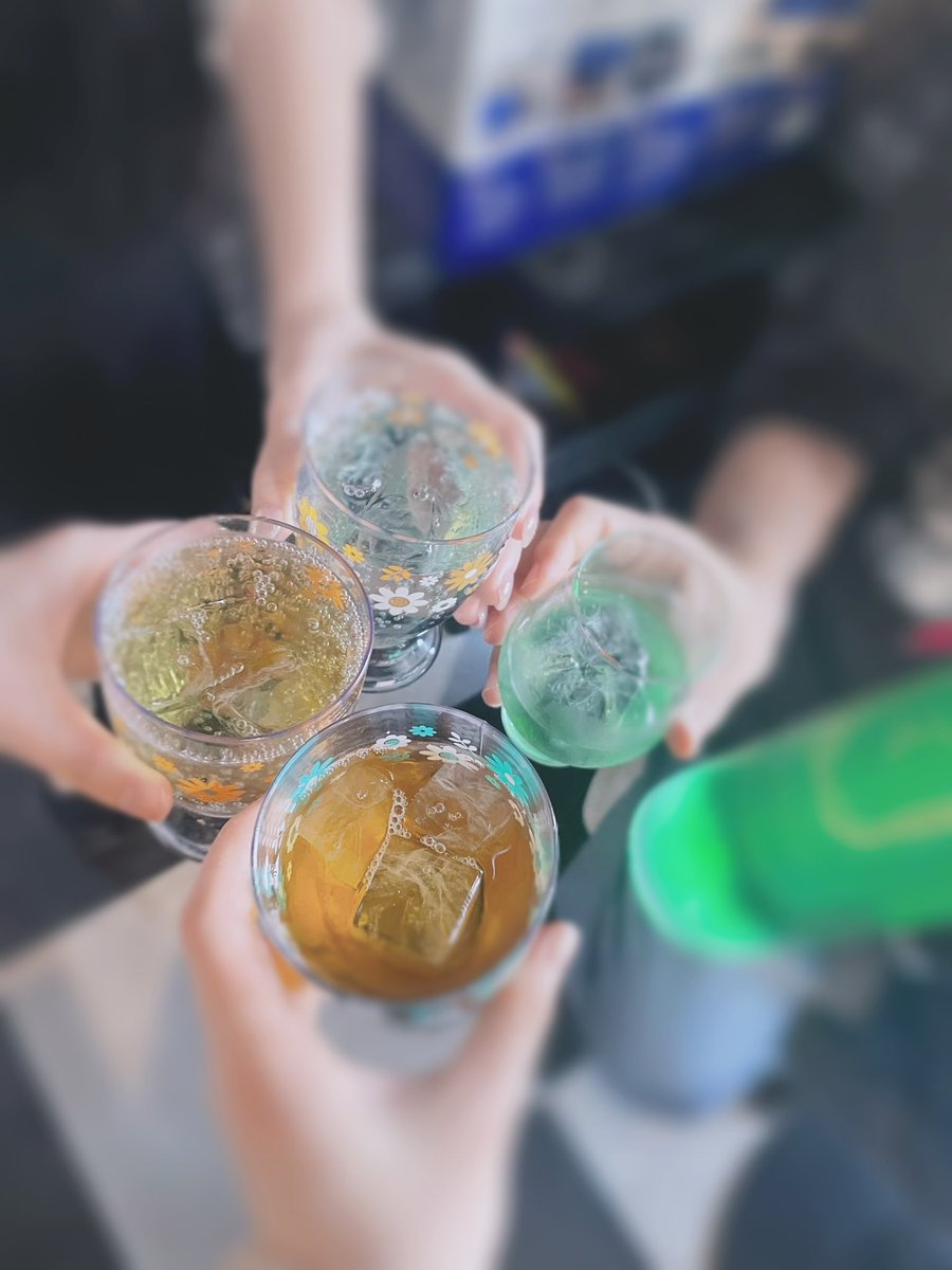 168nno's tweet photo. 昨日はゲスト出勤でした〜！
会いにきてくださってありがとうございました🌸

一緒に乾杯も、ボドゲもカラオケもできてとっても嬉しかったです✨
差し入れ🍖も🍍もありがとう〜！！

ミラクルなんとかすごかった〜‼️

酔っ払いながら帰れました…！ https://t.co/Yd4afLdgZ2