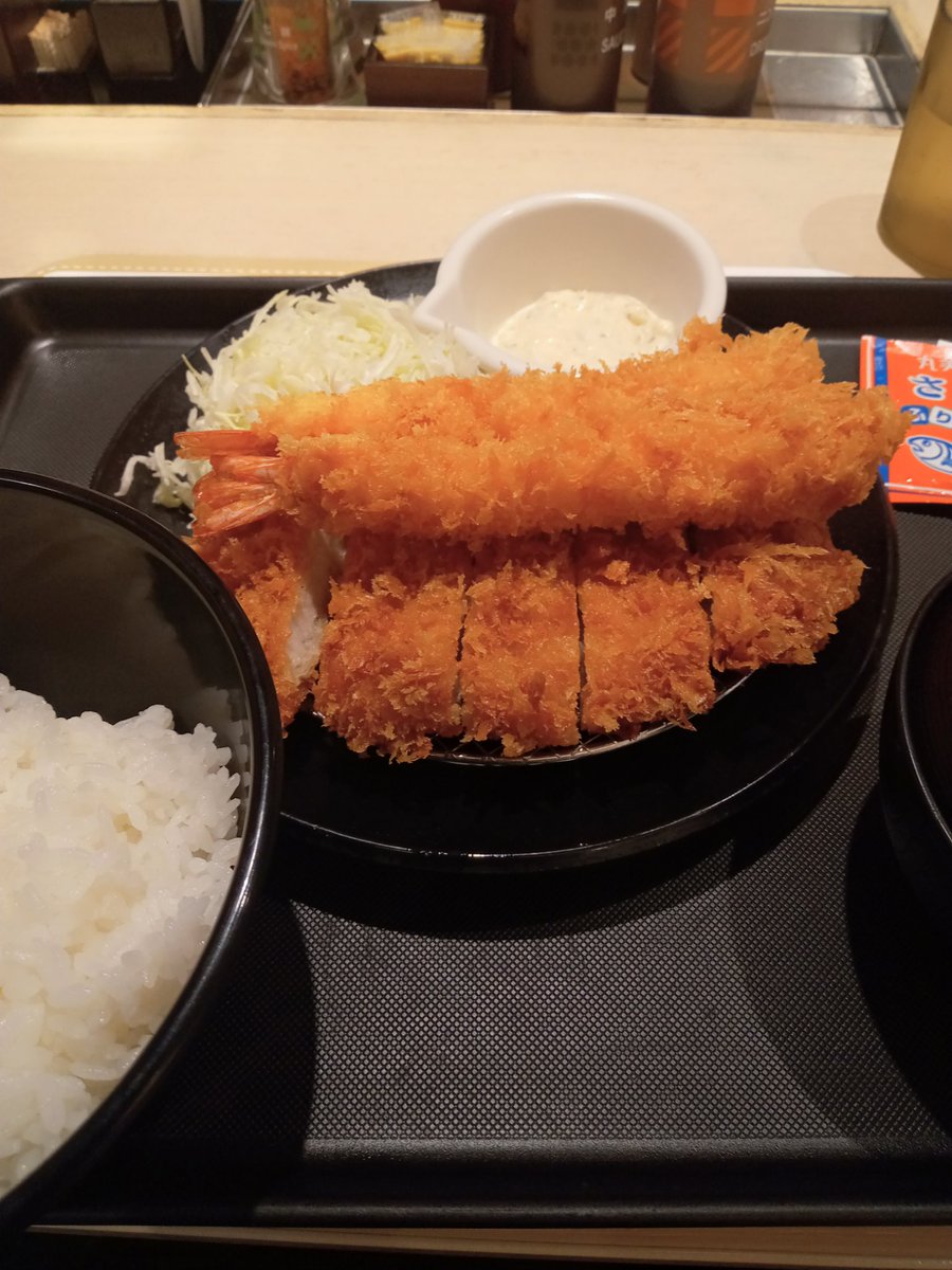 lllkandomlll's tweet photo. とんかつ　松乃家　ロースかつ&amp;海老フライ2尾定食（830円） https://t.co/nSiDwb8RD6