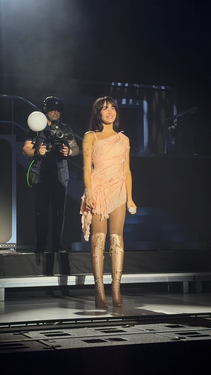 atnaxo's tweet photo. increíble ella y increíble el outfit 🩷 https://t.co/PxywVpvjfU