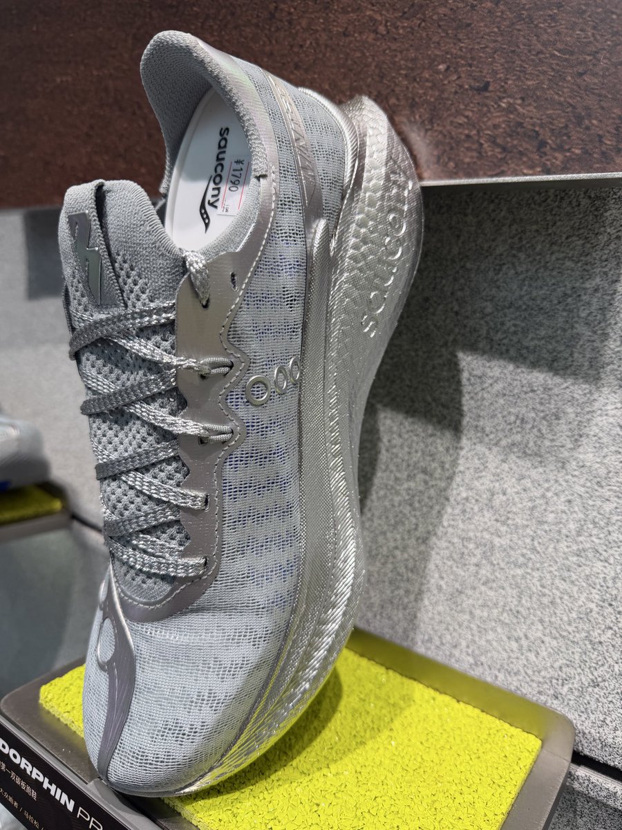 y_dr37's tweet photo. SAUCONY- MINTED NY https://t.co/2eYwHXqGvZ