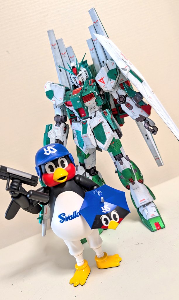 Ol7ItyJmsm8295's tweet photo. 改めて撮影し貼り直し〜。
コイツはνガンダムver．燕
ヤクルトスワローズの燕パワーユニフォーム2014のカラーリングです。
LEDも取り付けて光らせてみました！
サイコフレームの光は燕パワーグリーンだったのだ…。
＃ガンプラ好きと繋がりたい
#ヤクルトスワローズ https://t.co/ypxFt61BHH