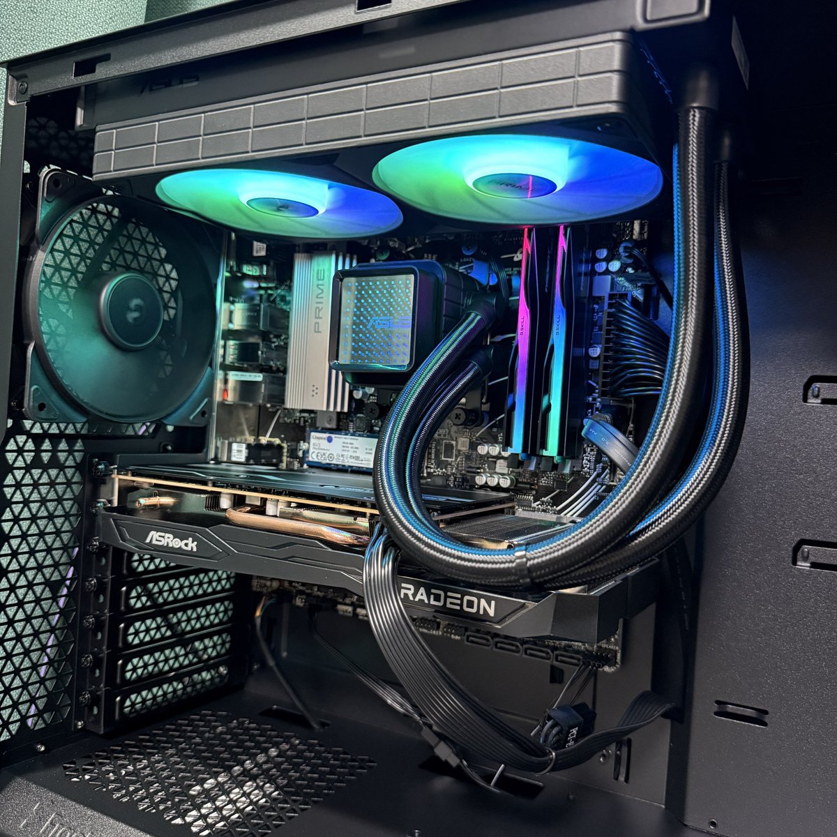 RiversecoOgawa's tweet photo. 【お知らせ】株式会社リバーズエコ3周年記念 自作ゲーミングPCは、先日の詐欺被害を受け、作成及び販売しない事にいたしました。

理由としては、先日のGPU詐欺の注意喚起をした事によって、悪意ある連中から誹謗中傷や業務妨害を受けており、継続して業務妨害行為を受ける可能性が高いからです。

既にゲーミングPCの依頼フォームでは業務妨害の被害が出ており、既に捜査が始まっている詐欺師を取り囲む界隈が相当に悪質であると言わざるを得ません。

楽しみにされていた方には申し訳ありませんが、ゲーミングPCやクリエイターPCの作成依頼は直接お電話などでご依頼ください。

TEL 089-904-2634 株式会社リバーズエコ

お客様の予算や用途に応じてお作りさせていただきます。

#リバーズエコ
#ゲーミングPC
#自作PC