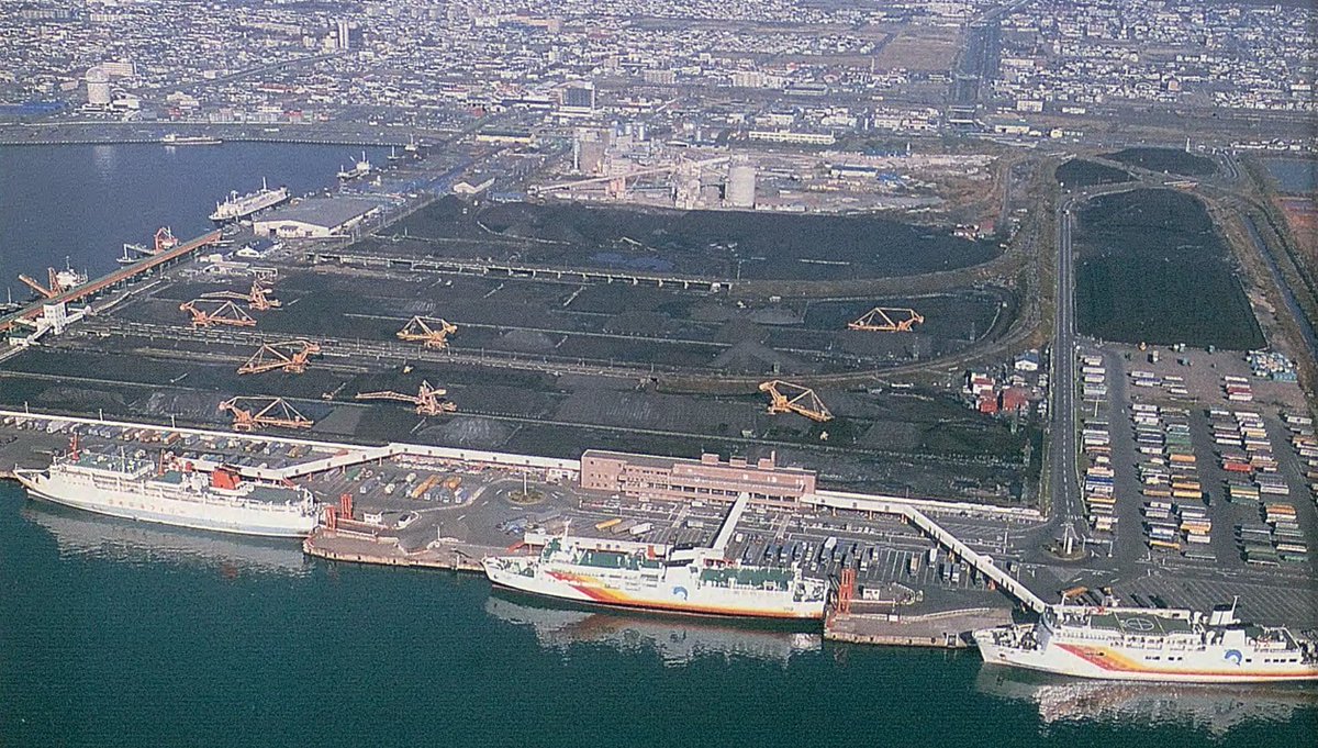 tomchibi's tweet photo. 1980年代の苫小牧西港FT空撮
現在のRORO船がシャシを乗下船してる場所は石炭埠頭で、道道への取り付け道路の道筋が現在と違っている等見る人が見たら貴重な資料だと思います
あえてAIで処理せずそのままに。 https://t.co/ybKEwhLuZF