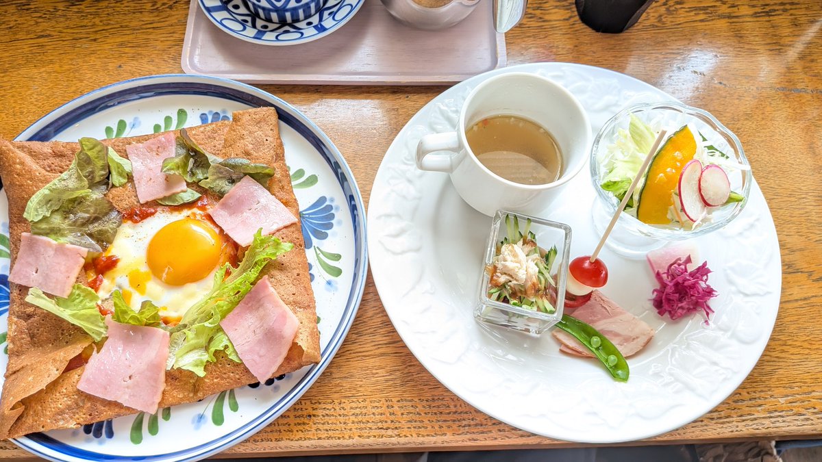 ken_s_world's tweet photo. 優雅な休日のランチ。
米沢の郊外にある、静かで落ち着いたカフェで、ガレットランチとエシレバターのクレープを頂く。コーヒーは、プレス抽出で2杯分です。
※うふcafe
#米沢
#カフェ巡り
#ガレット
#クレープ https://t.co/KIsJ9moa82