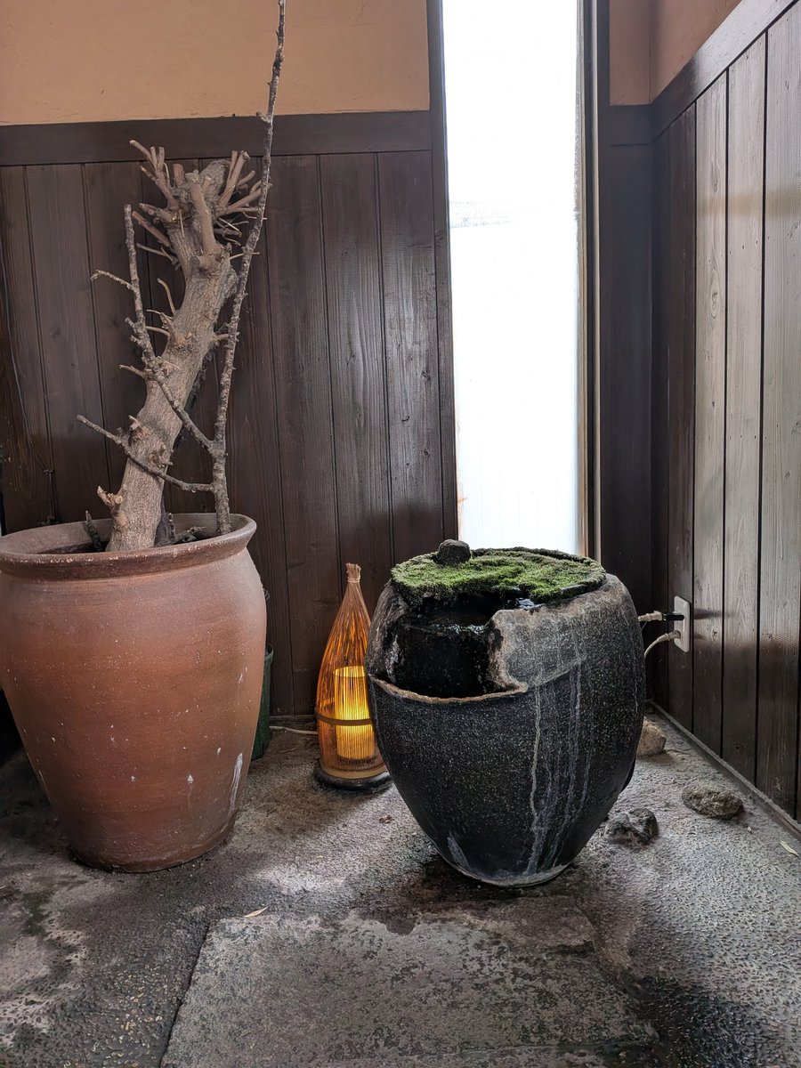 ChiruHana's tweet photo. おふさ観音の後は、田楽うねび店でランチ。おふさ観音の第２駐車どんな目と鼻の先。
中に入ると、苔を被せた水瓶がお出迎え。そこからは水琴窟の涼やかな音
おばあちゃん3人には量が多いかと言いつつ、どれも美味しくデザートまで完食

 #おふさ観音
  #田楽うねび店  #小鉢一杯の料理が美味しい https://t.co/yymYw475bF