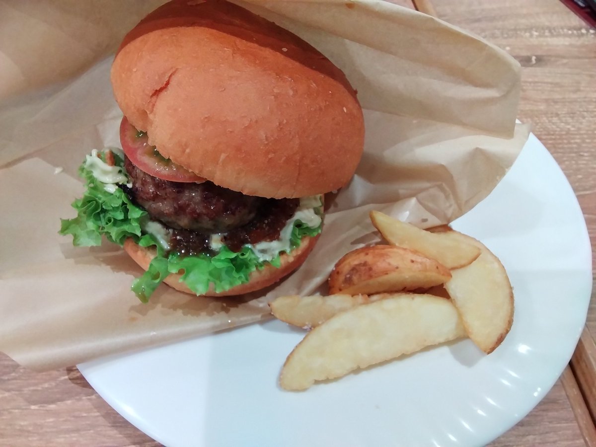 ofurumin's tweet photo. 2026.6.4
飛行機振替のため、無手数料でレンタカーの変更してもらえた
空港で昼食や謎解きを先に済ませて借りる期間を１日短くして節約👛
欲しかったANAとくまモンのコラボ傘、謎解きの新しいノベルティのクリアファイル、そして帰るまでに条件満たしてフライトタグ、来港証明書と搭乗証明書をゲット https://t.co/6yXBVzlZkA