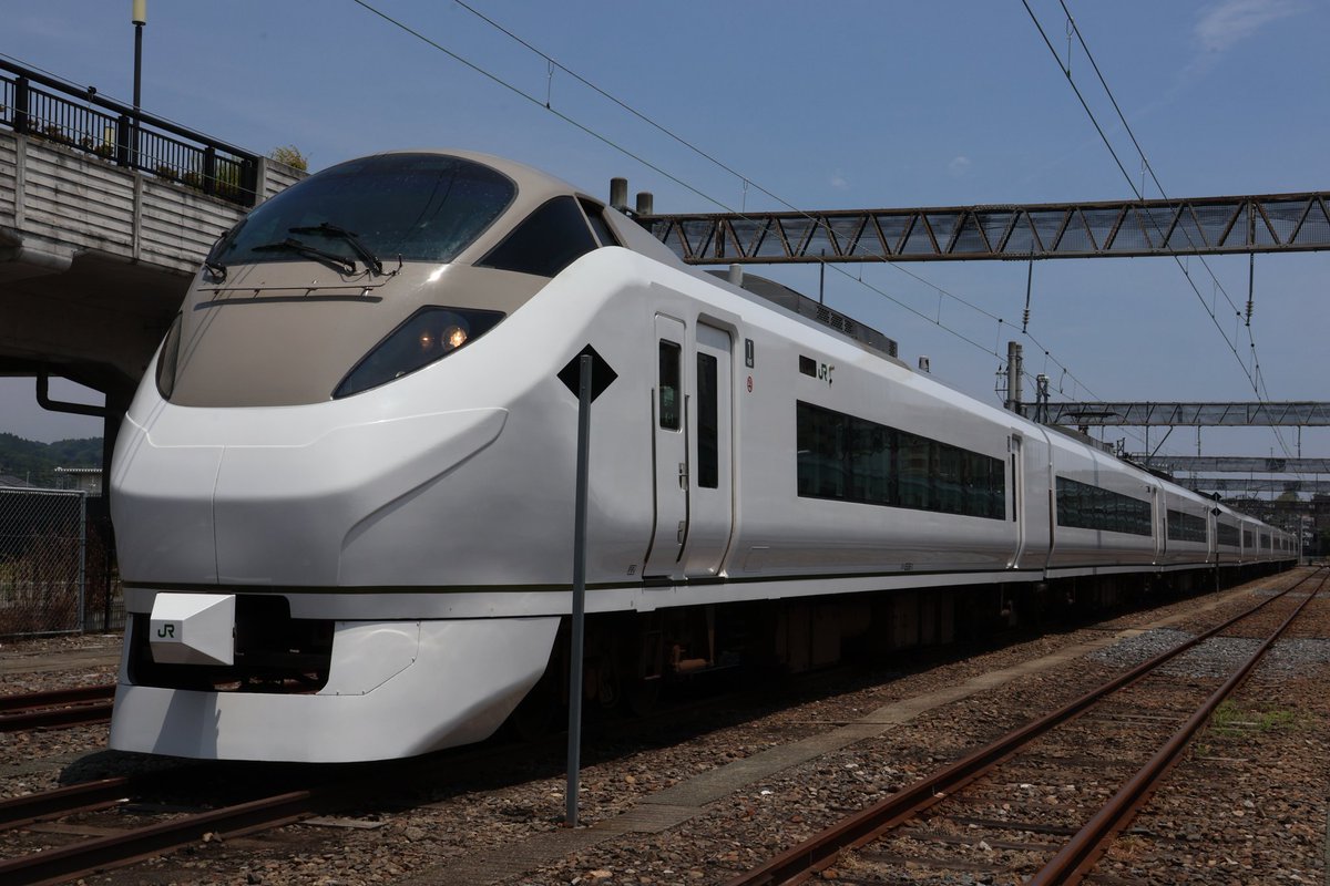 dakYOHAL1An1Le4's tweet photo. 「651系電車オマージュカラー車両撮影会」に参加しました😃
スッキリとはいかないものの晴れカットが撮影できて大満足です✨
車両も本日の為にとても綺麗な状態でした😊 https://t.co/SCIOvQL8zP