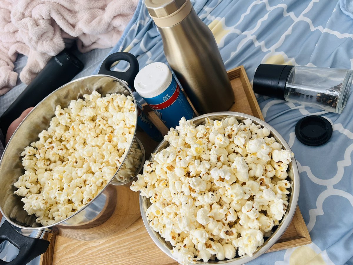 rera_krm's tweet photo. 家族とポップコーン食べながら映画見ようと思って作ったらしょっぱかったんで

ポップコーン足しました

山

豆300g使いました

何人分食べるんだ https://t.co/Vl75tirLX7