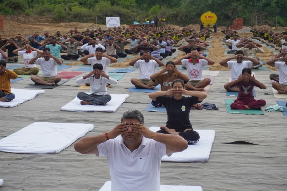 STCBSFPUNJAB's tweet photo. Simultaneously, a Yoga session was also organized today for the villagers of Upper Kharkan to promote physical fitness, mental well-being, and a healthy lifestyle. https://t.co/OE1nJp7BFA