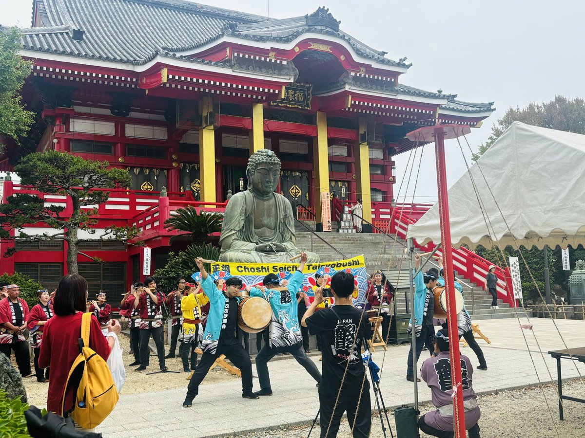 choshi_flat_com's tweet photo. 飯沼観音で『きらっせぇ銚子2026観音市場』本日開催中です！ひびき連合会による鳴り物も披露、お店も多数出店しています。本日15時まで行なっていますのでお立ち寄り下さい。 https://t.co/Co1jdQtSGN