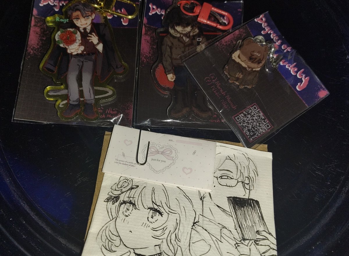 harperxnoah's tweet photo. I GOT MY MERCHANDISE!! Thank you so much @Munch0506 !! I owe everything to you. It's on a plate because I'm about to eat it. https://t.co/qq6ma0eBLc