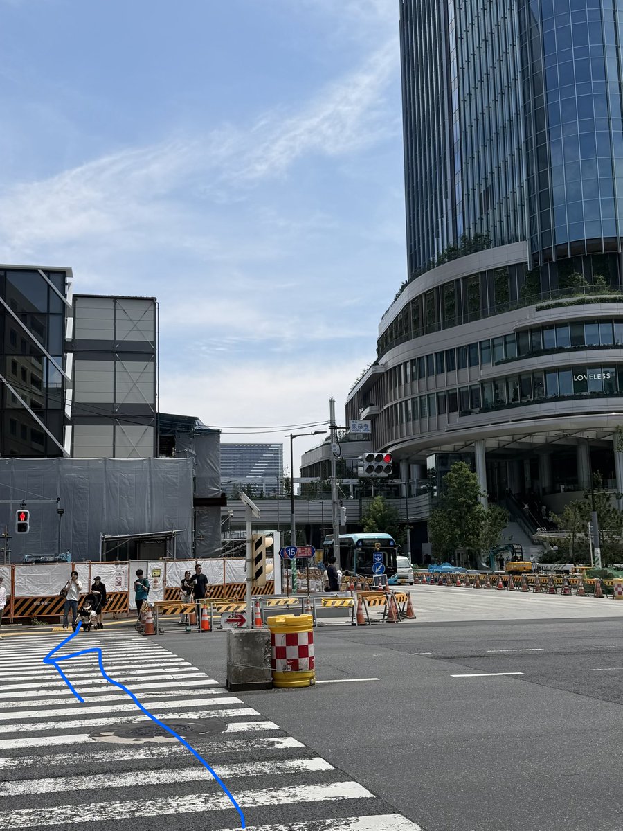 beanbag_silver's tweet photo. 都営浅草線泉岳寺駅からMon Takanawa:BOX1000への行き方【その2】
A2出口を出て左に。すぐに交差点があり、Mon Takanawaも見えます(写真1枚目)横断歩道を渡り、左へ。工事現場を右に見ながらまっすぐ行き、最初の横断歩道を渡らずに右に行くと、ビルの目の前に(写真3枚目)今日は点線のように歩いて到着 https://t.co/HWlMOGBSyJ