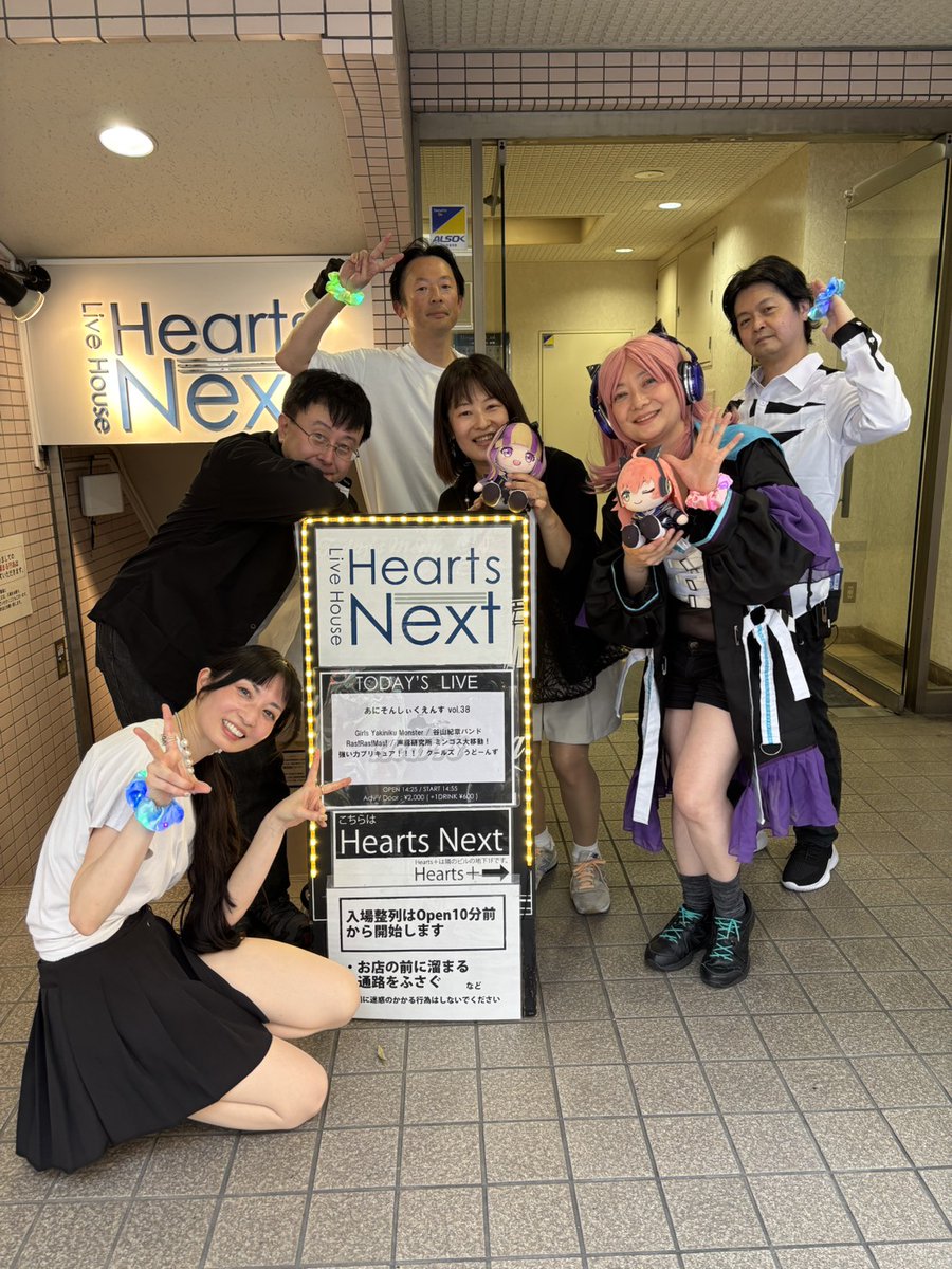 siegfried_jp's tweet photo. 昨日はRAS!RAS!MAS!ライブでした! 足を運んでくださった方々、配信で応援してくださった方々、対バンの皆様、主催のようさん、メンバーのみんな、ありがとうございました! とてもステキな時間でした!!("多"少事故はあれど。。。)
集合写真とやらかして笑ってごまかしているところｗ
セトリは↓ https://t.co/cdlEsovGj9