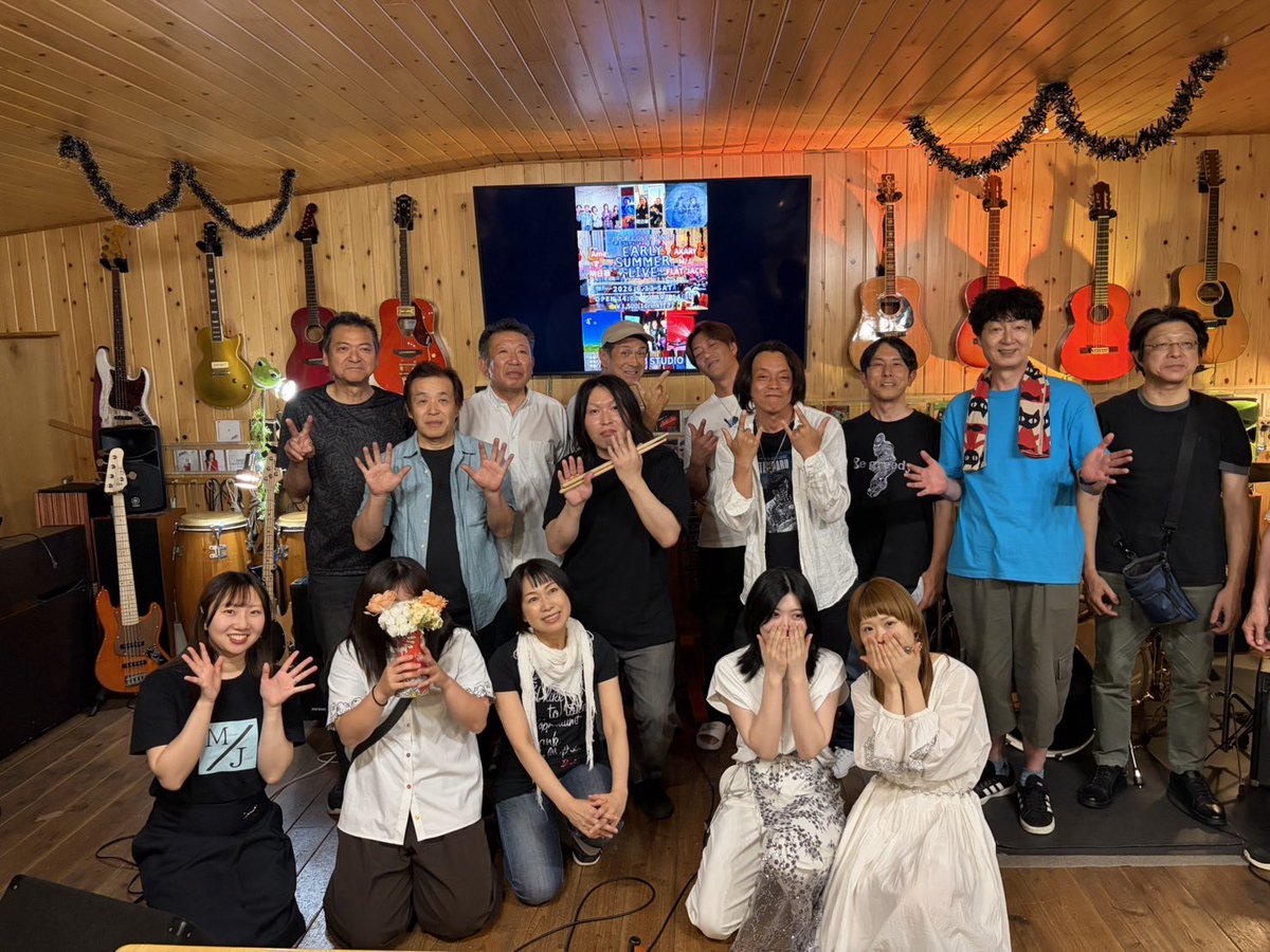 lgqtHvhi2A3UyX3's tweet photo. こんちわ！
今日も今日とて仕事です💦

昨日は初LJスタジオさんで
歌わせてもらいました。
ありがとうございました✨
ここに写ってないFLAT-JACKさんも
居て、
最高な1日になりました。

やっぱ自信の無さが
緊張になってるのかなぁ。

まだまだ修行が足りぬ。
来週はメリッサ！
お待ちしております https://t.co/1VIreom0zy