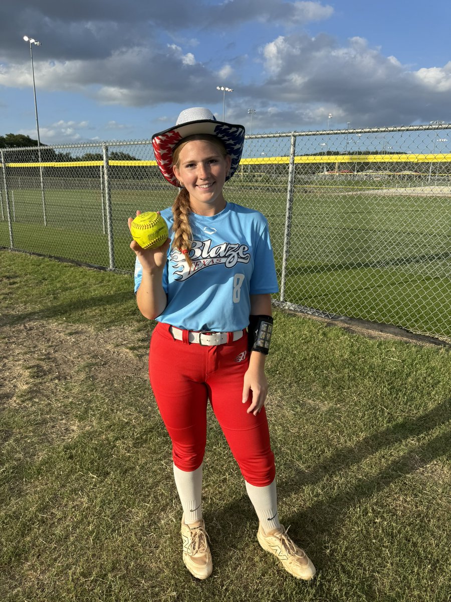 txblazeatxnat's tweet photo. 🚀2027 Chloe Clark @ChloeClark2027 &amp; 2028 Emery Ericson @EmeryEricson both launched absolute rockets today that left the park in a hurry!  Congrats ladies!!!🚀 https://t.co/JVr9JpGfSf