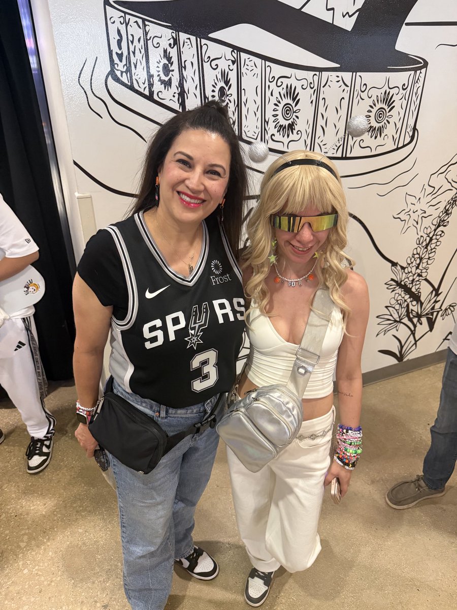 MarGOSFFL's tweet photo. This @spurs season.. anytime I took a picture with @missraydiancee we won.. next year it’s time to make it OFFICIAL.. and take more pictures. #Porvida #Gospursgo FOREVER! https://t.co/1fTZwJupX4