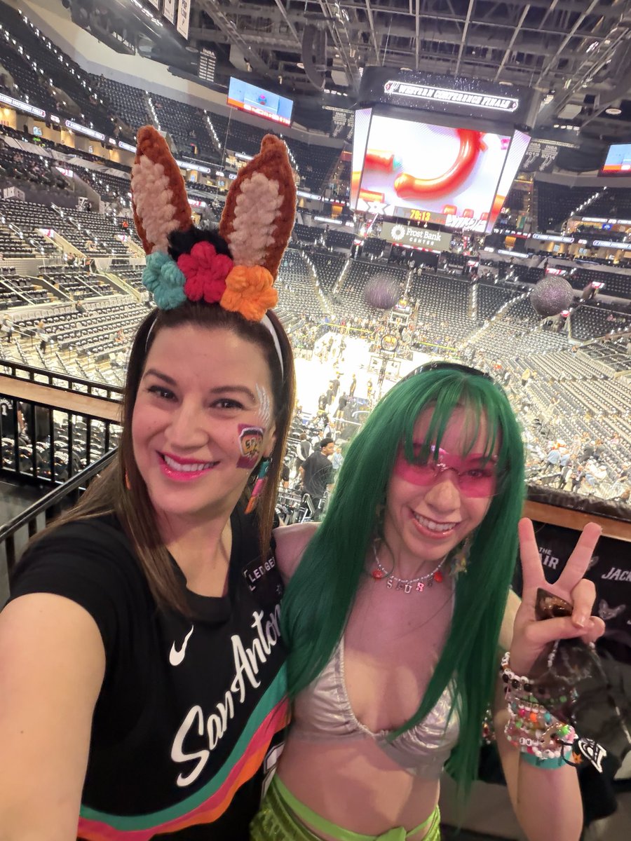 MarGOSFFL's tweet photo. This @spurs season.. anytime I took a picture with @missraydiancee we won.. next year it’s time to make it OFFICIAL.. and take more pictures. #Porvida #Gospursgo FOREVER! https://t.co/1fTZwJupX4