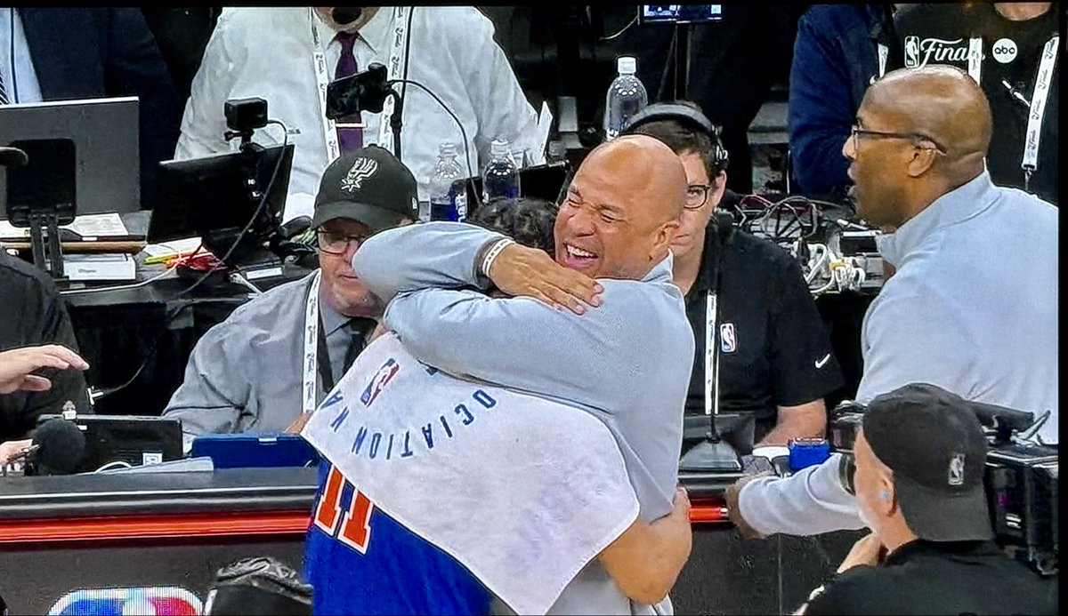 catchit16's tweet photo. Mike Breen: “Life is not perfect but there are perfect moments… and there’s one right there.”

#JalenBrunson #RickBrunson
#Knicks 🏆 https://t.co/meztqERLrc
